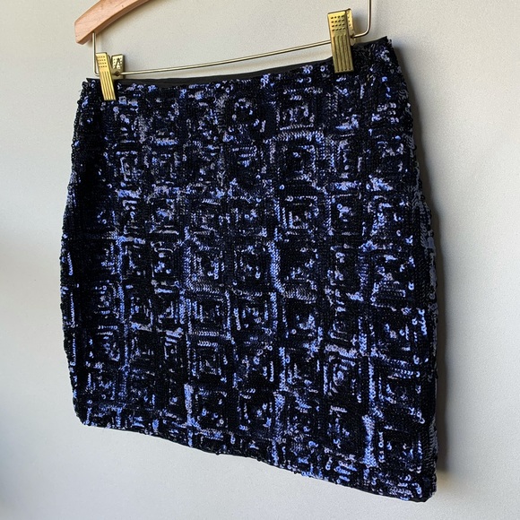 COPY - H&M, blue holographic sequin mini skirt. - Picture 2 of 9